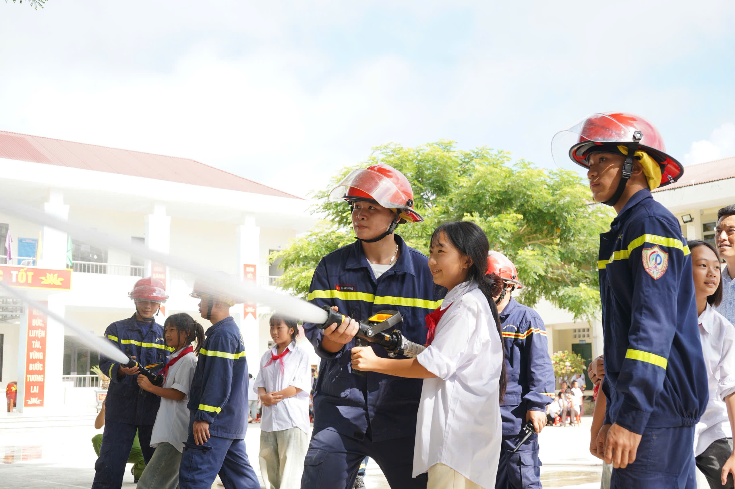 -nh-3-H-c-sinh-c-tr-i-nghi-m-s-d-ng-l-ng-ch-a-ch-y-phun-ti-u-i-m-.jpg